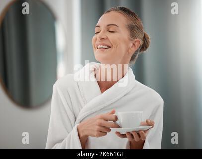 Entgiftung von Körper und Geist. Eine reife Frau genießt vor ihren Spa-Behandlungen eine Tasse Tee. Stockfoto