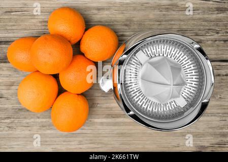 Draufsicht auf den elektrischen Zitruspresse mit Orangen, die zum Quetschen vorbereitet sind Stockfoto