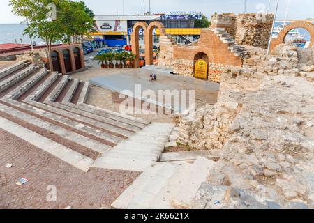 Nessebar, Bulgarien - 30. August 2016: Antikes Amphitheater während des Wiederaufbaus. Dies ist eine der Hauptattraktionen in der Altstadt von Nessebar Stockfoto