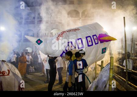 Bangladesch. 11. Oktober 2022. Offene Fotografie von Laternen, die während des Probarona Purnima Festivals im Mukda Buddhist Temple, Dhaka, veröffentlicht wurden. (Bild: © MD. Noor Hossain/Pacific Press via ZUMA Press Wire) Bild: ZUMA Press, Inc./Alamy Live News Stockfoto