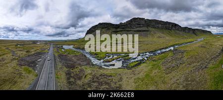 Drohnenansicht am Fossalar Wasserfall auf Island Stockfoto