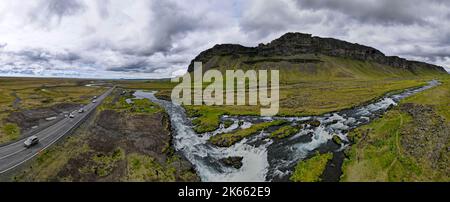 Drohnenansicht am Fossalar Wasserfall auf Island Stockfoto