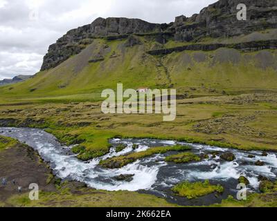Drohnenansicht am Fossalar Wasserfall auf Island Stockfoto