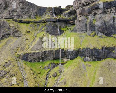 Drohnenansicht am Fossalar Wasserfall auf Island Stockfoto