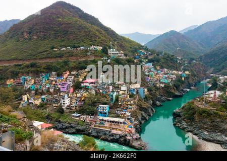 Januar 24. 2022. Uttarakhand Indien. Confluence oder sangam in Devprayag. Die heiligen Flüsse Bhagirathi und Alaknanda verschmelzen zu einem Fluss, der den Namen Ganga trägt. Stockfoto