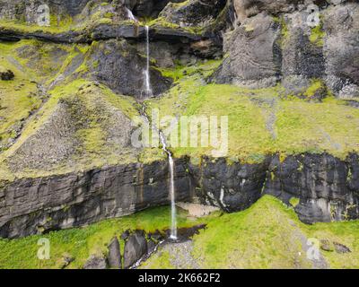 Drohnenansicht am Fossalar Wasserfall auf Island Stockfoto