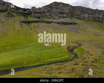 Drohnenansicht am Fossalar Wasserfall auf Island Stockfoto