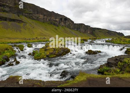Ländlicher Blick am Fossalar Wasserfall auf Island Stockfoto