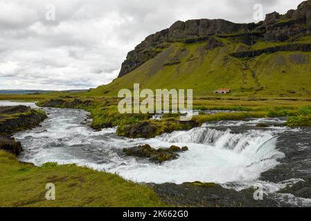 Ländlicher Blick am Fossalar Wasserfall auf Island Stockfoto