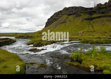 Ländlicher Blick am Fossalar Wasserfall auf Island Stockfoto
