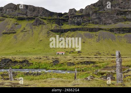 Ländlicher Blick am Fossalar Wasserfall auf Island Stockfoto