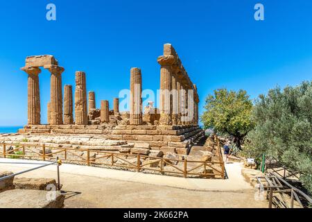 Agrigento, Sizilien, Italien - 12. Juli 2020: Der Tempel von Juno, im Tal der Tempel von Agrigento in Sizilien Stockfoto