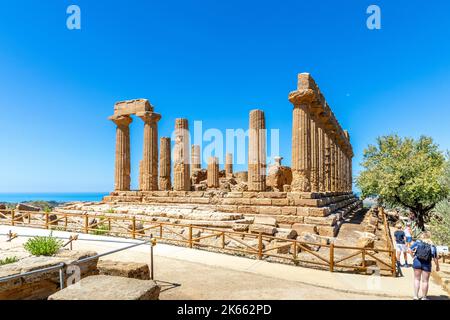 Agrigento, Sizilien, Italien - 12. Juli 2020: Der Tempel von Juno, im Tal der Tempel von Agrigento in Sizilien Stockfoto