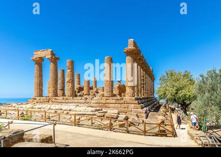 Agrigento, Sizilien, Italien - 12. Juli 2020: Der Tempel von Juno, im Tal der Tempel von Agrigento in Sizilien Stockfoto