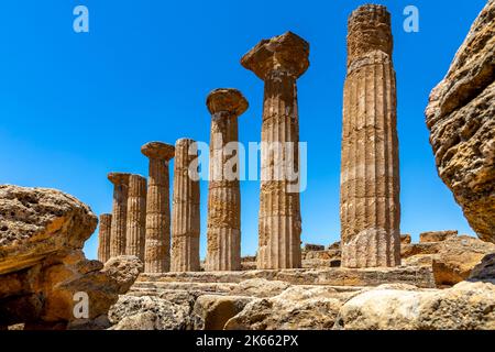 Agrigento, Sizilien, Italien - 12. Juli 2020: Der Tempel von Juno, im Tal der Tempel von Agrigento in Sizilien Stockfoto