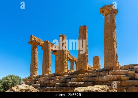 Agrigento, Sizilien, Italien - 12. Juli 2020: Der Tempel von Juno, im Tal der Tempel von Agrigento in Sizilien Stockfoto