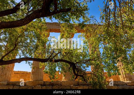 Agrigento, Sizilien, Italien - 12. Juli 2020: Der Tempel von Juno, im Tal der Tempel von Agrigento in Sizilien Stockfoto