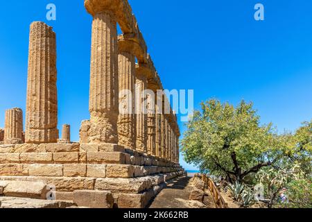 Agrigento, Sizilien, Italien - 12. Juli 2020: Der Tempel von Juno, im Tal der Tempel von Agrigento in Sizilien Stockfoto