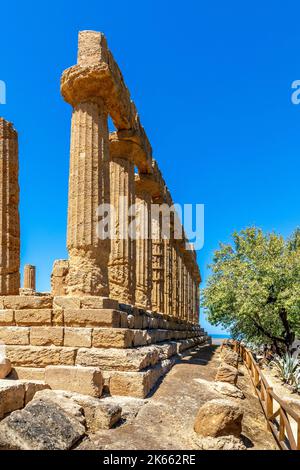 Agrigento, Sizilien, Italien - 12. Juli 2020: Der Tempel von Juno, im Tal der Tempel von Agrigento in Sizilien Stockfoto