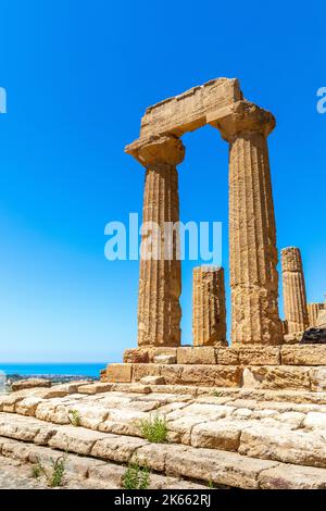 Agrigento, Sizilien, Italien - 12. Juli 2020: Der Tempel von Juno, im Tal der Tempel von Agrigento in Sizilien Stockfoto