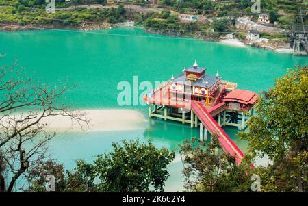 Januar 24. 2022. Rudraprayag Uttarakhand Indien. Dhari Devi Mandir, ein Hindu-Tempel am Ufer des Alaknanda-Flusses in der Garhwal-Region Stockfoto