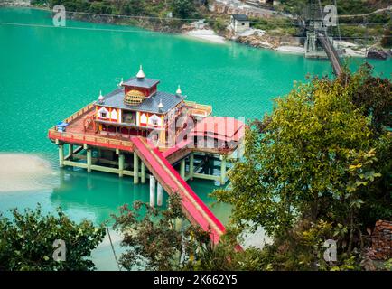 Januar 24. 2022. Rudraprayag Uttarakhand Indien. Dhari Devi Mandir, ein Hindu-Tempel am Ufer des Alaknanda-Flusses in der Garhwal-Region Stockfoto