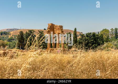 Agrigento, Sizilien, Italien - 12. Juli 2020: Tempel von Castor und Pollux, einer der griechischen Tempel Italiens, Magna Graecia. Die Ruinen sind das Symbol der t Stockfoto