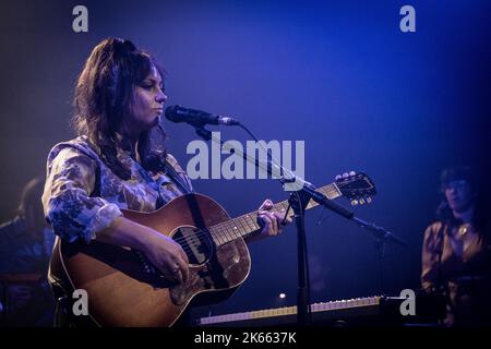 Kopenhagen, Dänemark. 11. Oktober 2022. Der amerikanische Sänger, Songwriter und Musiker Angel Olsen spielt ein Live-Konzert im Vega in Kopenhagen. (Foto: Gonzales Photo/Alamy Live News Stockfoto