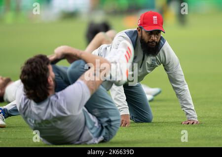 Canberra, Australien. 12. Oktober 2022. Adil Rashid aus England erwärmt sich vor Spiel zwei der T20 International Series zwischen Australien und England im Manuka Oval am 12. Oktober 2022 in Canberra, Australien. BILD NUR FÜR REDAKTIONELLE VERWENDUNG - AUSSCHLIESSLICH KEINE KOMMERZIELLE NUTZUNG Quelle: Izhar Ahmed Khan/Alamy Live News/Alamy Live News Stockfoto