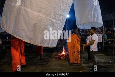 Bangladesch. 11. Oktober 2022. Offene Fotografie von Laternen, die während des Probarona Purnima Festivals im Mukda Buddhist Temple, Dhaka, veröffentlicht wurden. (Bild: © MD. Noor Hossain/Pacific Press via ZUMA Press Wire) Bild: ZUMA Press, Inc./Alamy Live News Stockfoto