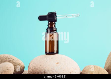 Naturarzneimittel in Glasfläschchen auf Steinen. Stockfoto