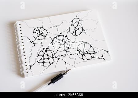 Handgezeichnete neurografische Zeichnung. Neurographics ist eine psychologische Methode zur Veränderung des Unterbewusstseins. Bild mit schwarzem Stift gezeichnet. Neuroart. Neuro-Mod Stockfoto