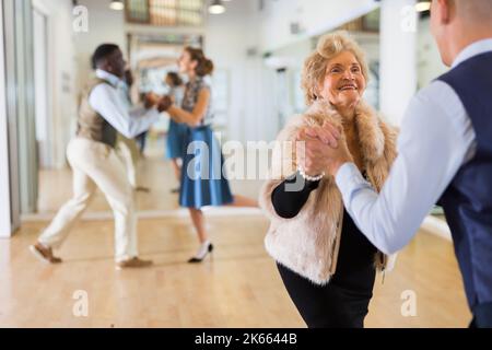 Reife Frau bei einer Gruppenausbildung im Tanzstudio Stockfoto