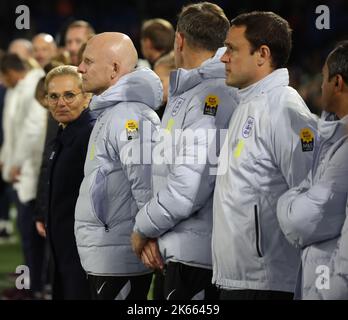 BRIGHTON ENGLAND - OKTOBER 11: L-R Assistant Manager Arjan Veurink und Englands Frauencoach Sarina Wiegman während der Women's International Friendly Matte Stockfoto