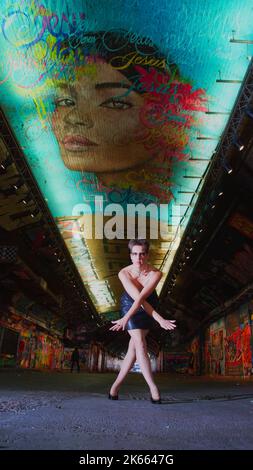 Porträt einer kaukasischen Frau in Leake Street Arches, London, Großbritannien. Modell: Der Universelle Appell. Stockfoto