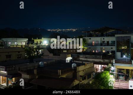 Mai 16. 2022 Dehradun Stadt Uttarakhand Indien. Eine Nachtaufnahme der Wohnkolonie von Dehradun City mit beleuchteten Mussoorie Hills im Hintergrund. Stockfoto