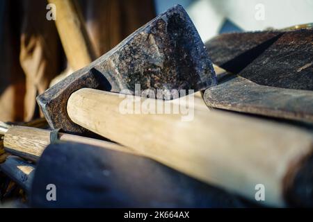 Gusseisen Basuli Maurerwerkzeug mit Holzgriff. uttarakhand Indien. Stockfoto