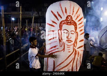 Bangladesch. 11. Oktober 2022. Offene Fotografie von Laternen, die während des Probarona Purnima Festivals im Mukda Buddhist Temple, Dhaka, veröffentlicht wurden. (Bild: © MD. Noor Hossain/Pacific Press via ZUMA Press Wire) Bild: ZUMA Press, Inc./Alamy Live News Stockfoto