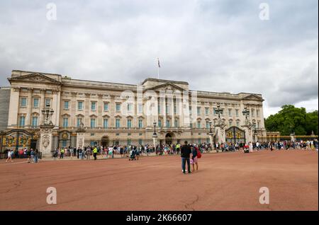 28 7 2022: Einheimische und ausländische Besucher fotografieren vor dem Buckingham Palace. London Stockfoto