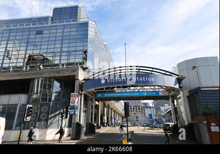 28 6 2022 geschäftige Reisende in Victoria Station, London, Großbritannien Stockfoto