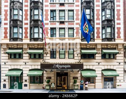 façade des Algonquin Hotels, eines historischen amerikanischen Hotels aus dem Jahr 1902, an dem die täglichen Treffen des Algonquin Round Table, Manhattan, Nwe York, stattfinden Stockfoto