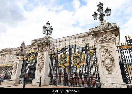 28 7 2022: Einheimische und ausländische Besucher fotografieren vor dem Buckingham Palace. London Stockfoto