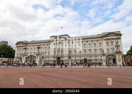 28 7 2022: Einheimische und ausländische Besucher fotografieren vor dem Buckingham Palace. London Stockfoto