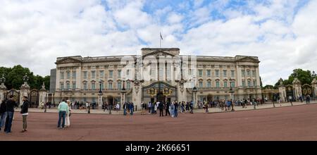 28 7 2022: Einheimische und ausländische Besucher fotografieren vor dem Buckingham Palace. London Stockfoto