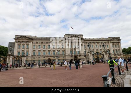 28 7 2022: Einheimische und ausländische Besucher fotografieren vor dem Buckingham Palace. London Stockfoto