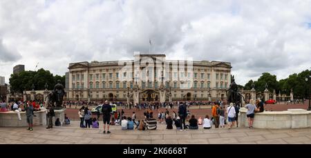 28 7 2022: Einheimische und ausländische Besucher fotografieren vor dem Buckingham Palace. London Stockfoto