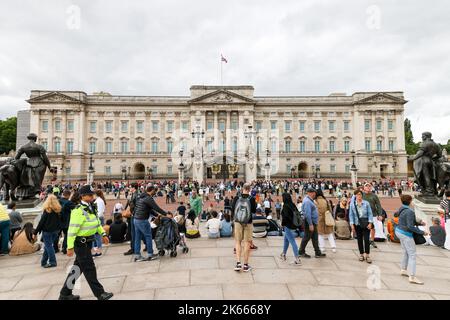 28 7 2022: Einheimische und ausländische Besucher fotografieren vor dem Buckingham Palace. London Stockfoto