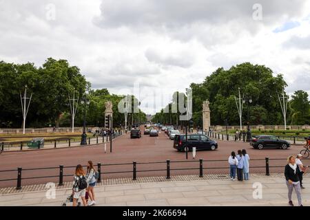 28 7 2022: Einheimische und ausländische Besucher fotografieren vor dem Buckingham Palace. London Stockfoto