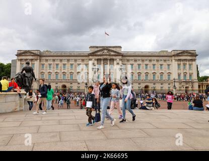 28 7 2022: Einheimische und ausländische Besucher fotografieren vor dem Buckingham Palace. London Stockfoto