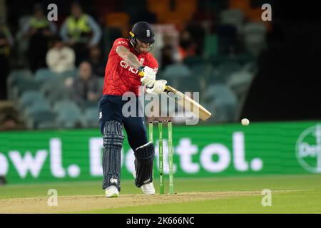 Canberra, Australien. 12. Oktober 2022. Ben Stokes von England Fledermäuse während Spiel zwei der T20 International Serie zwischen Australien und England bei Manuka Oval am 12. Oktober 2022 in Canberra, Australien. BILD NUR FÜR REDAKTIONELLE VERWENDUNG - AUSSCHLIESSLICH KEINE KOMMERZIELLE NUTZUNG Quelle: Izhar Ahmed Khan/Alamy Live News/Alamy Live News Stockfoto